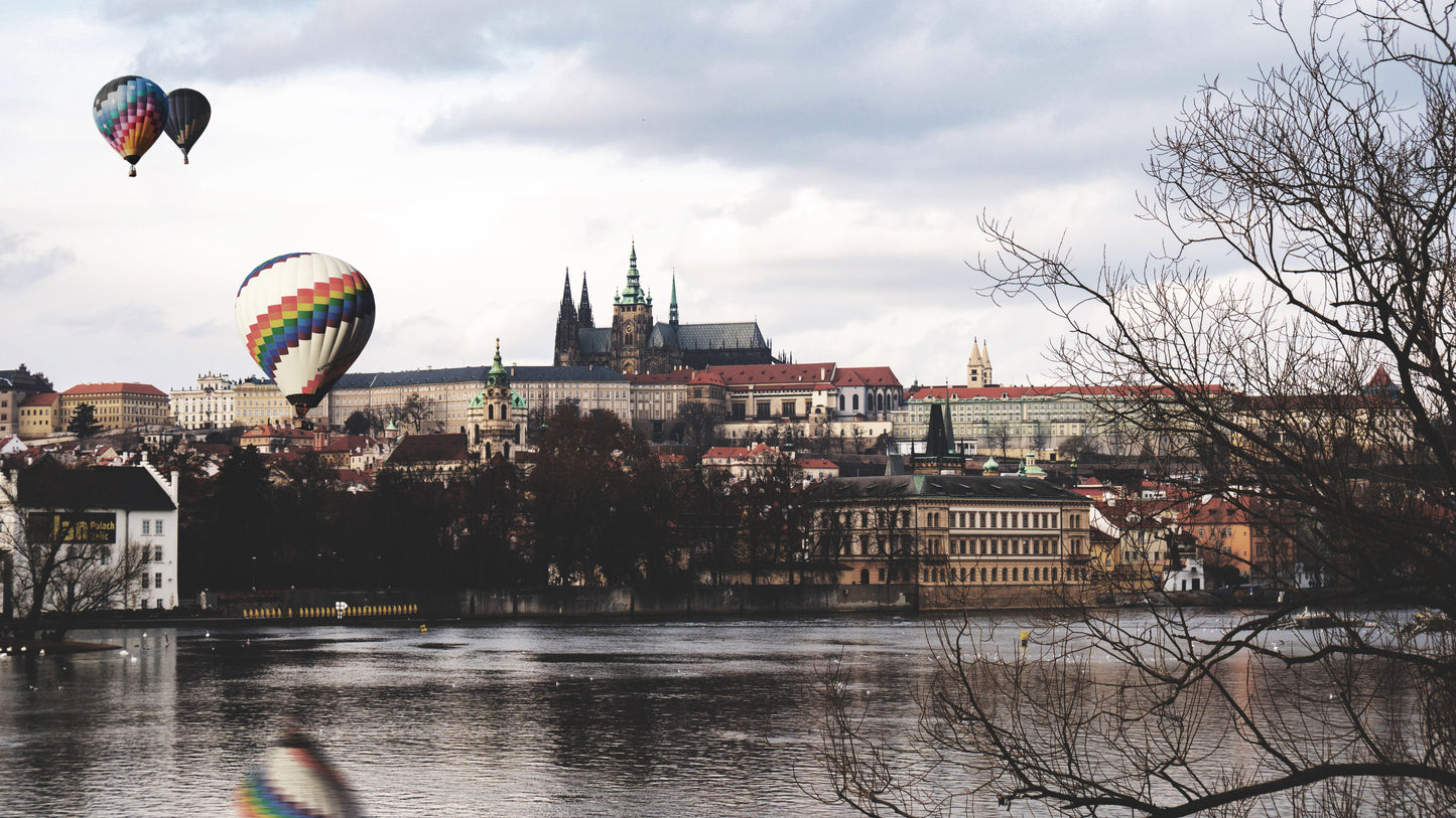 Prague - Ballons au-dessus de la rivière