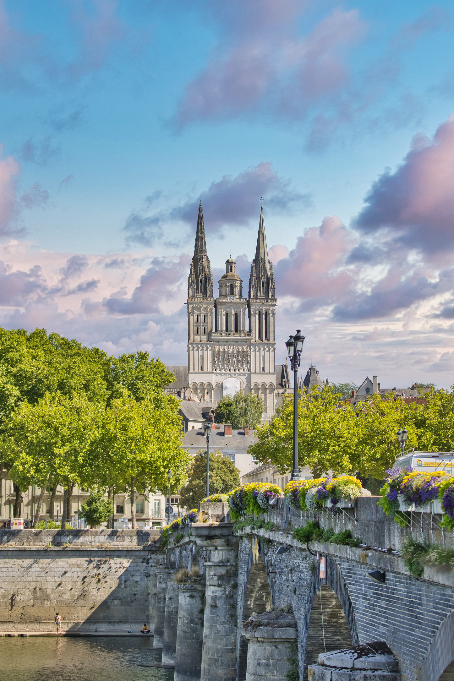 Angers - El puente y la catedral